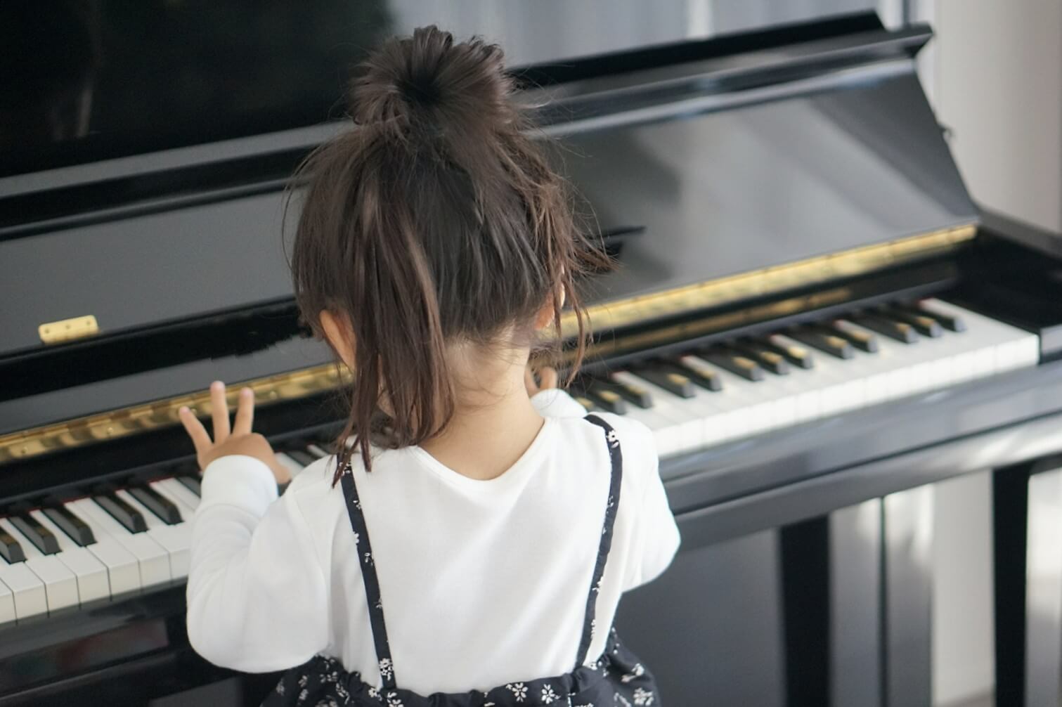 ピアノに向かう子ども