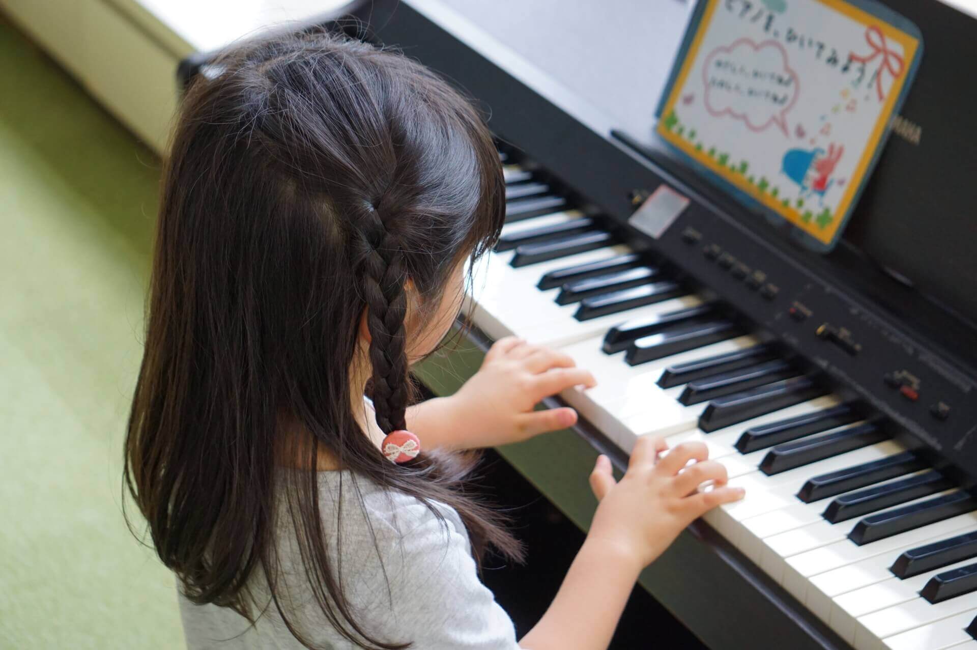鍵盤に触れている子ども