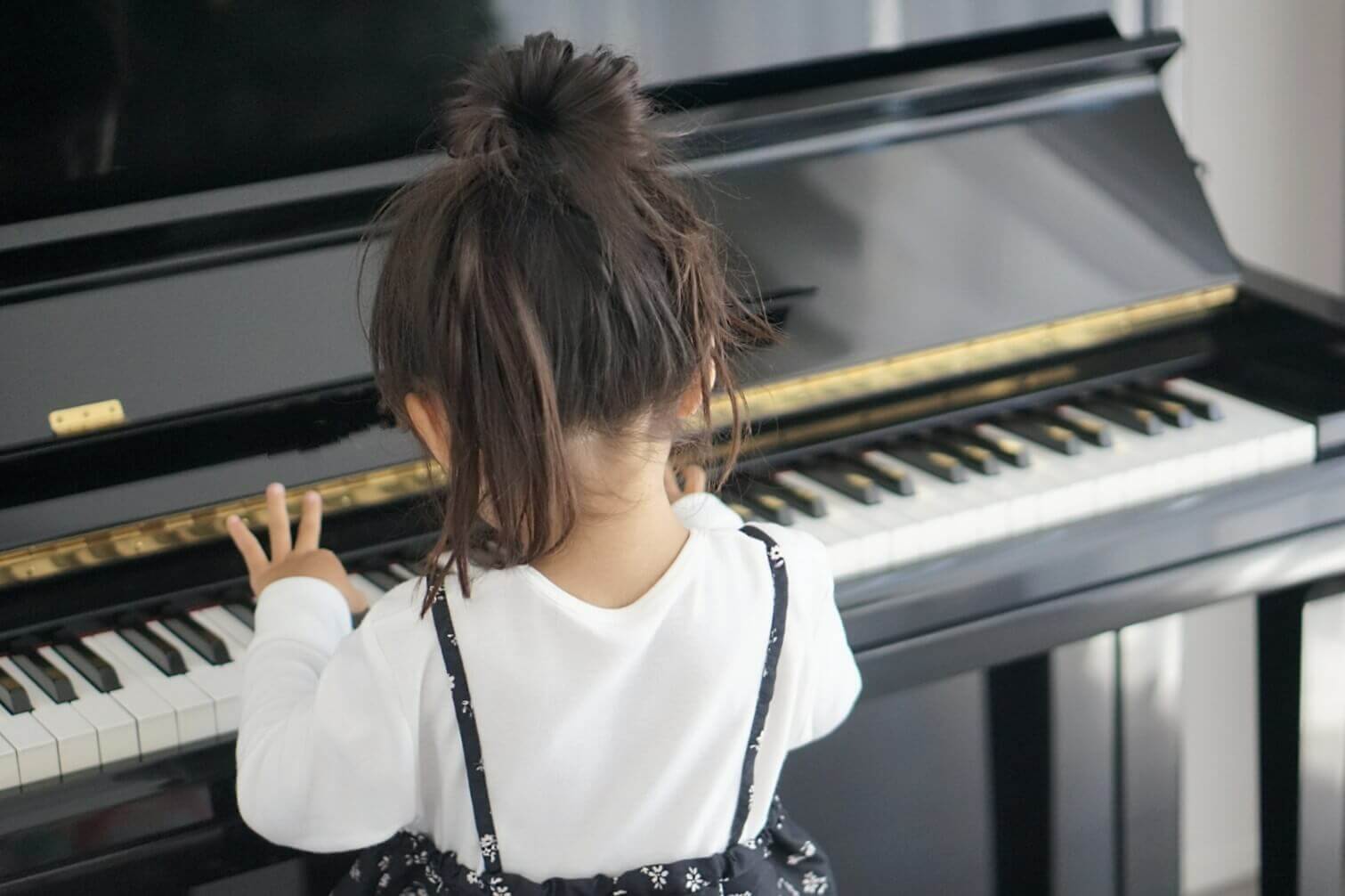ピアノで音を確かめる子ども